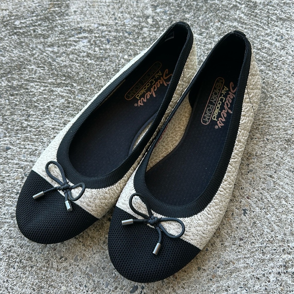 Skechers | Cleo - She's Got the Moves Casual Ballet Flats Black Natural | Size 8